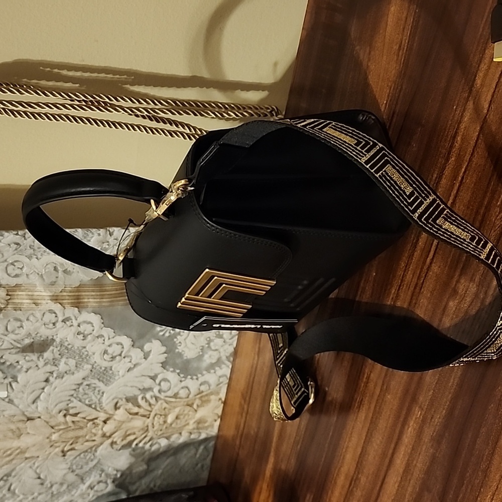 Karl Lagerfeld Purse, Medium size, Black with gold hardware - Picture 3 of 5